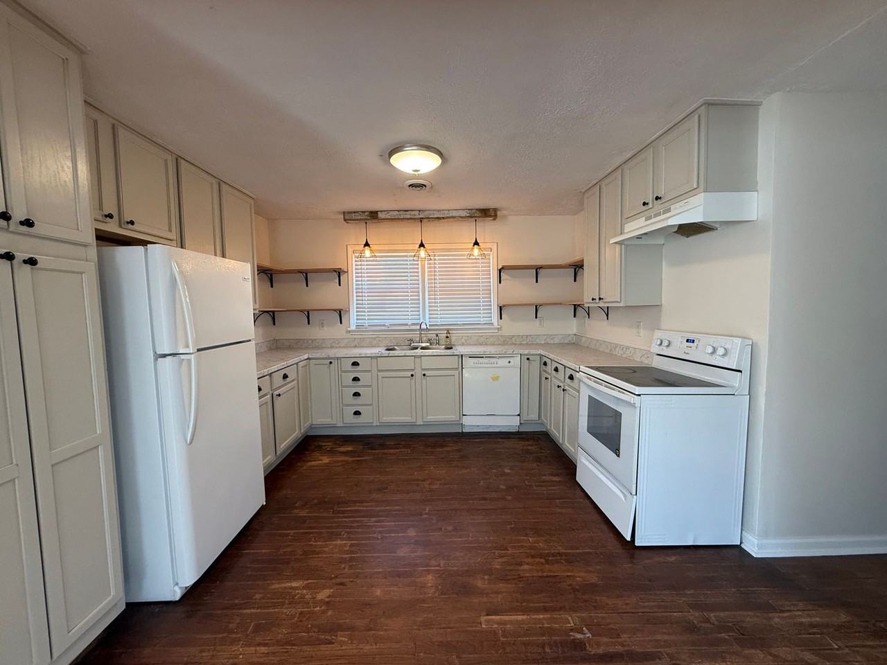 302 Hoffman St - Photo 3 of 24