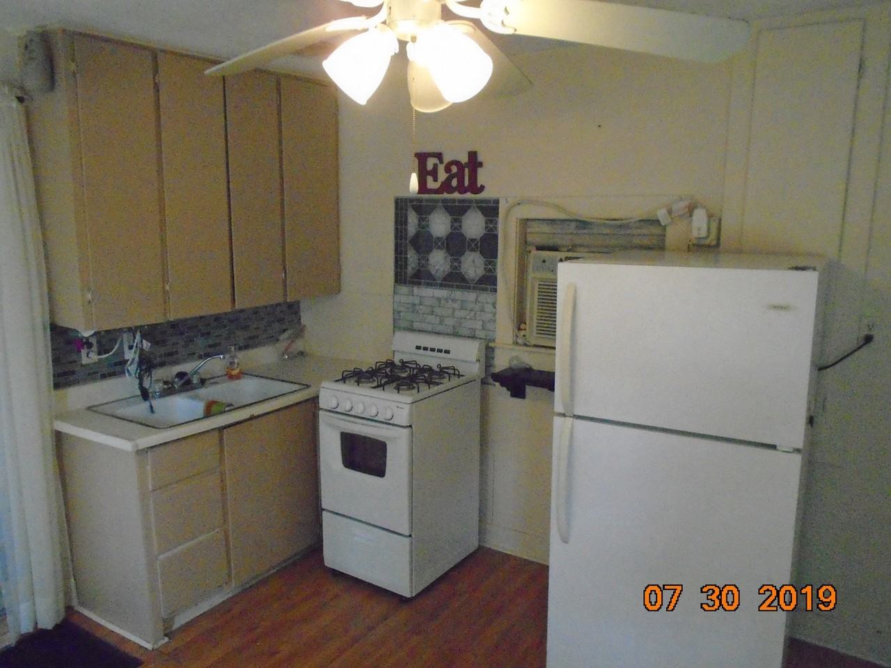 904 N Franklin St - Photo 3 of 4