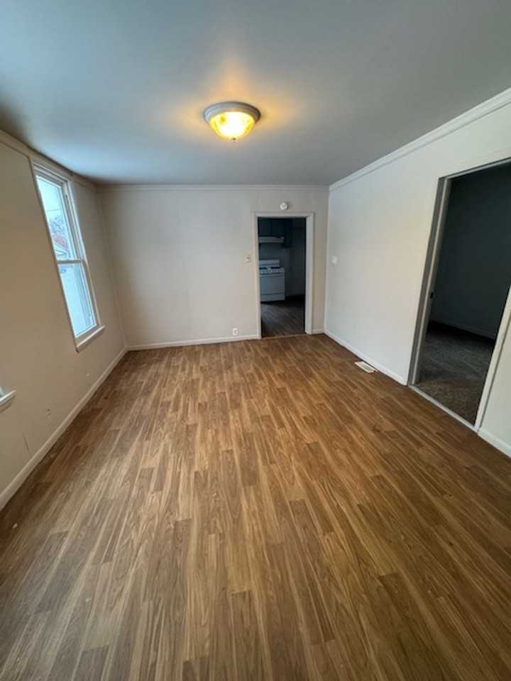 1129 E Lewis St - Photo 2 of 9