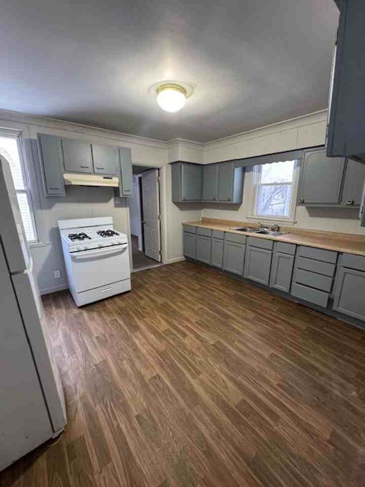 1129 E Lewis St - Photo 3 of 9