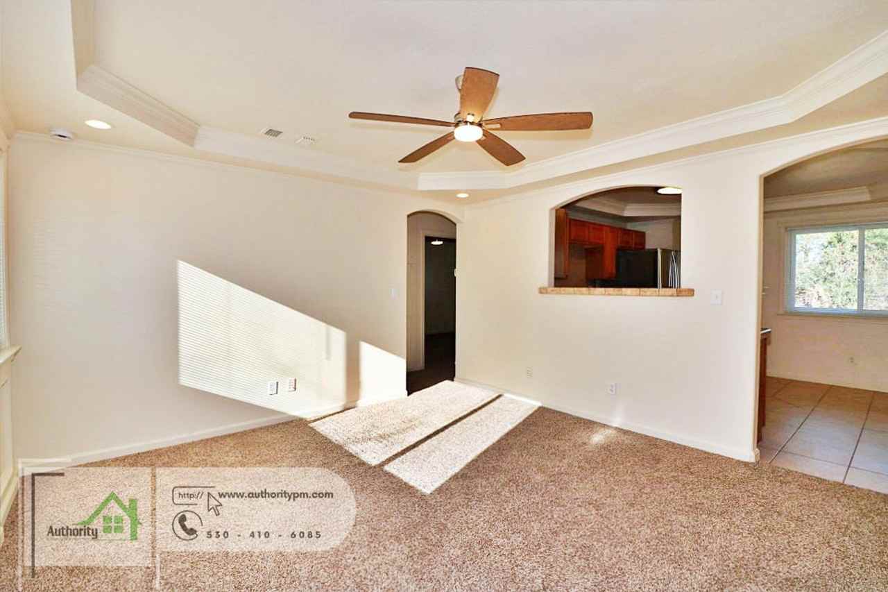 1810 Henry Ave - Photo 3 of 26