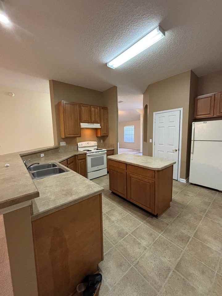 299 Johns Creek Pkwy - Photo 6 of 33