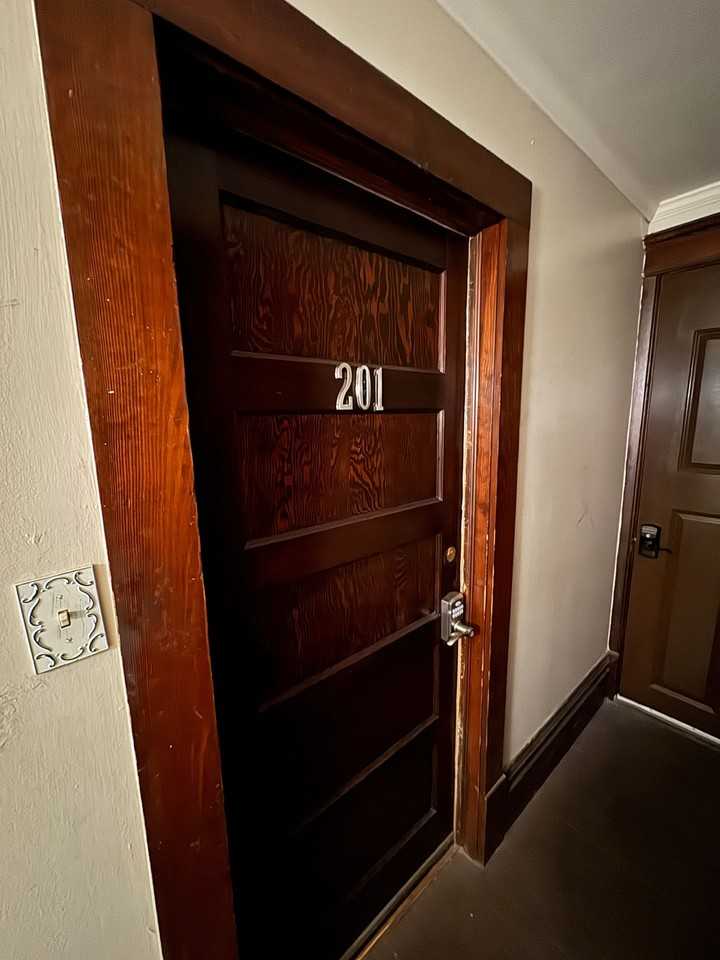 218 W De Soto St - Photo 3 of 12