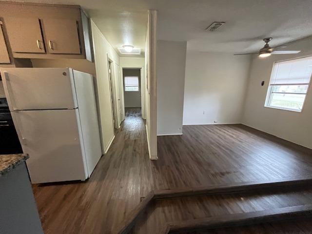 1107 Calvary St - Photo 5 of 20