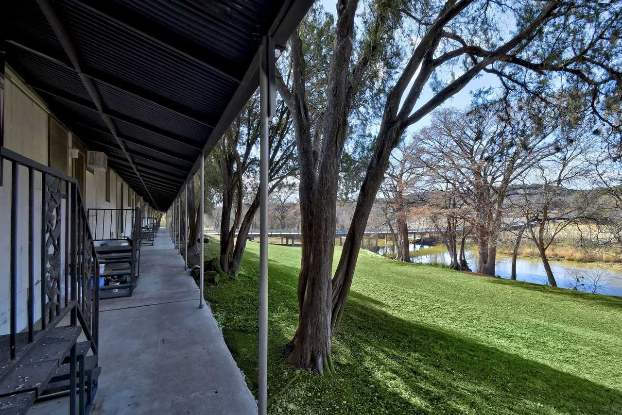 The LUX Riverside - Photo 6 of 29