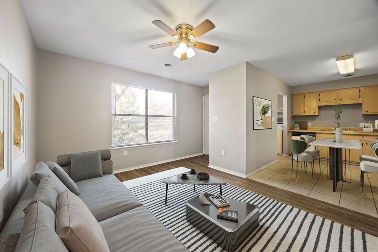 Cute 2/1 Right By I - Photo 2 of 15