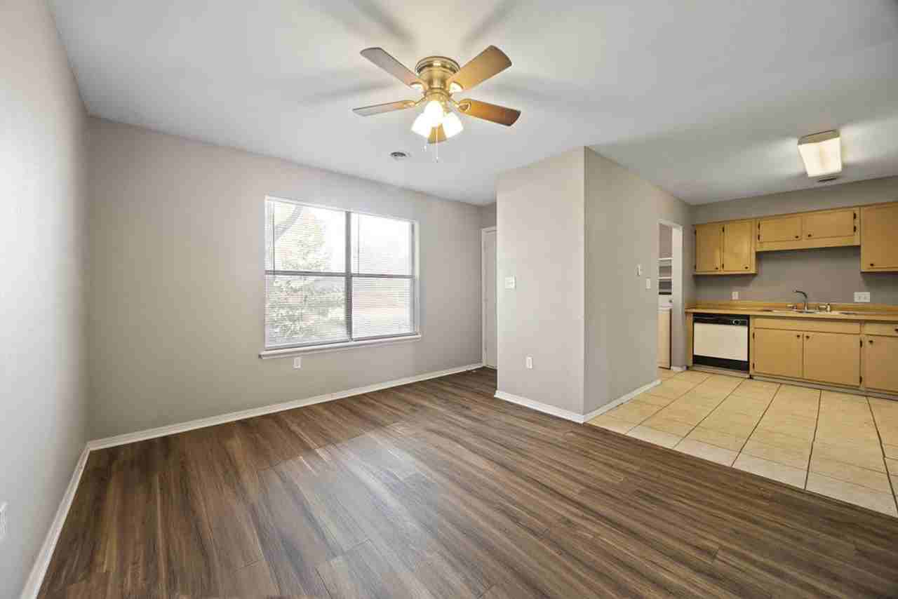 Cute 2/1 Right By I - Photo 3 of 15