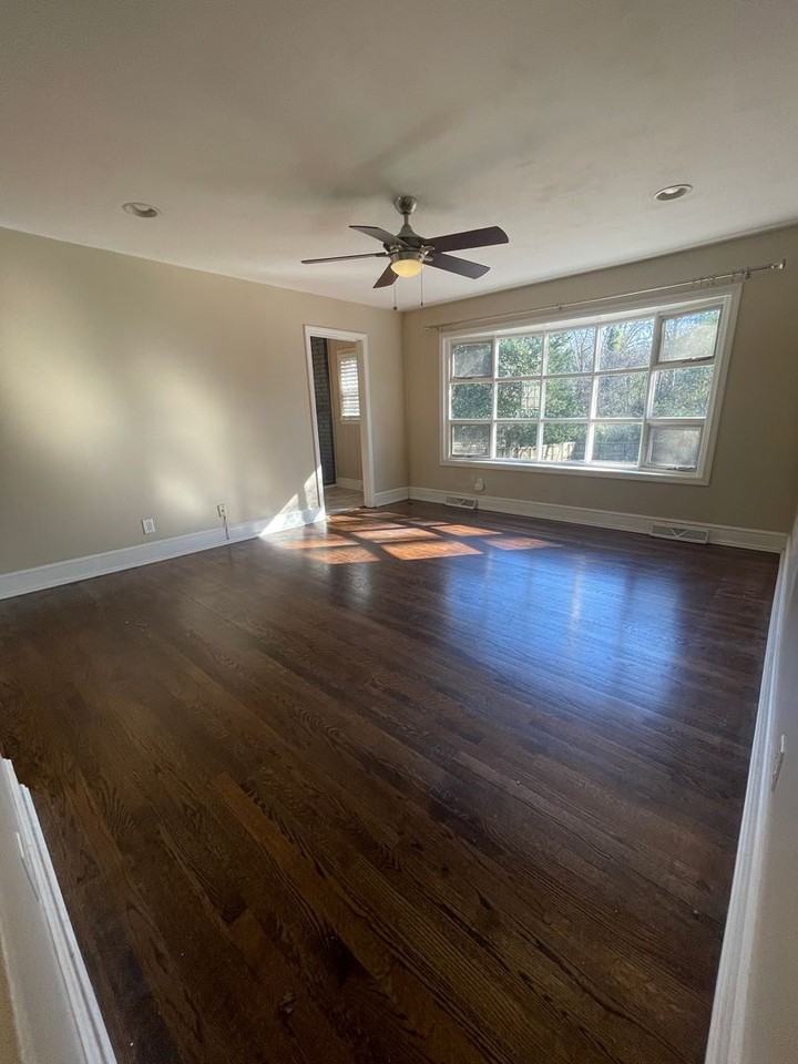 1726 Edgewater Dr - Photo 4 of 23