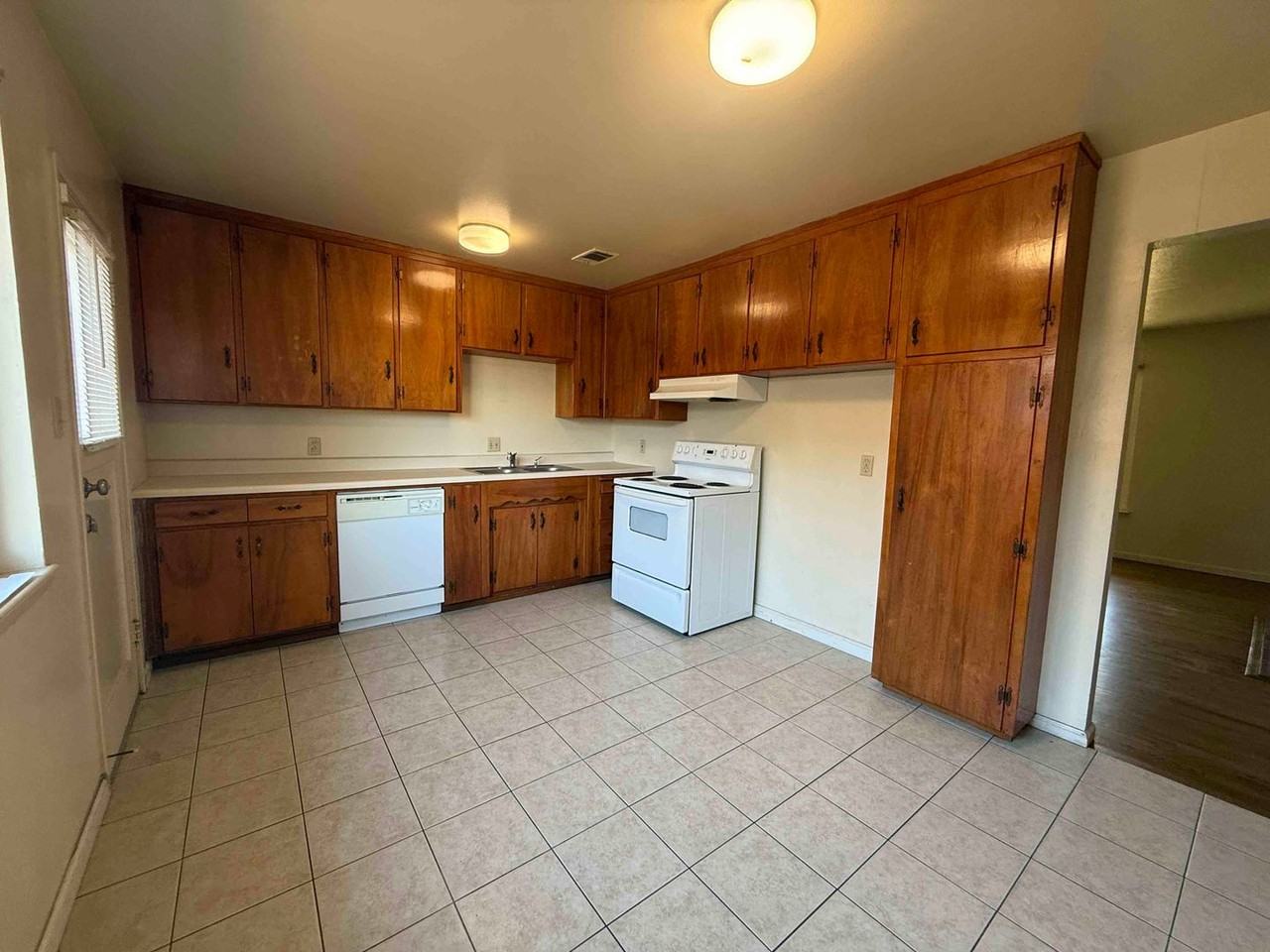 3910 El Camino Ave - Photo 4 of 14