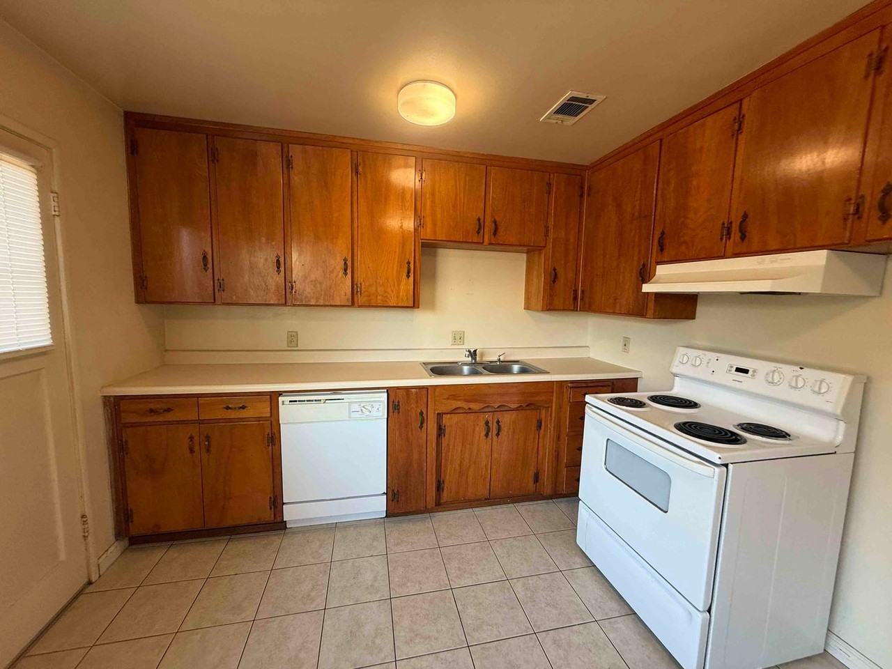 3910 El Camino Ave - Photo 5 of 14