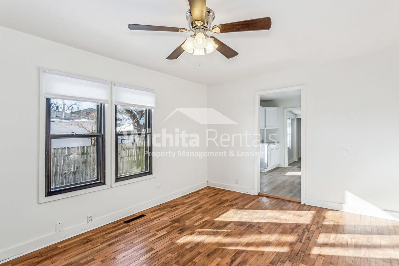 533 S Meridian Ave - Photo 2 of 12