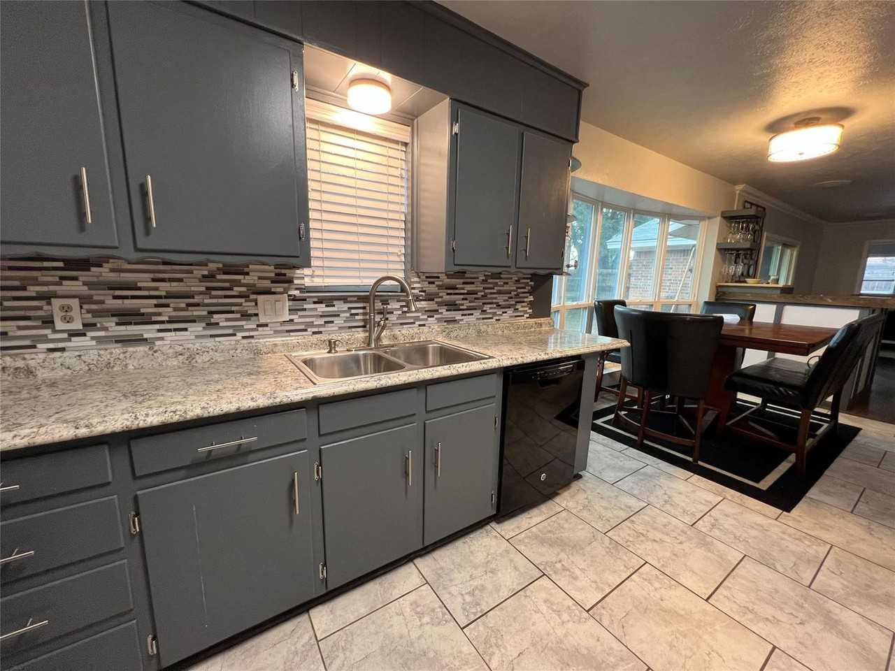 1211 Cozby St E - Photo 3 of 20