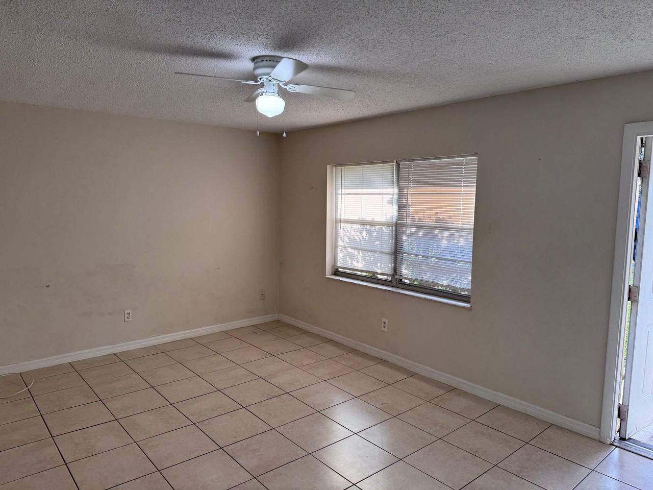 915 E Weatherbee Rd - Photo 4 of 14