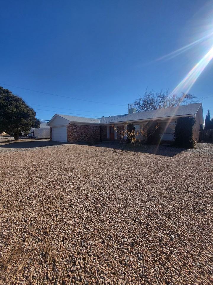 7304 Kathleen Ave Ne - Photo 2 of 16