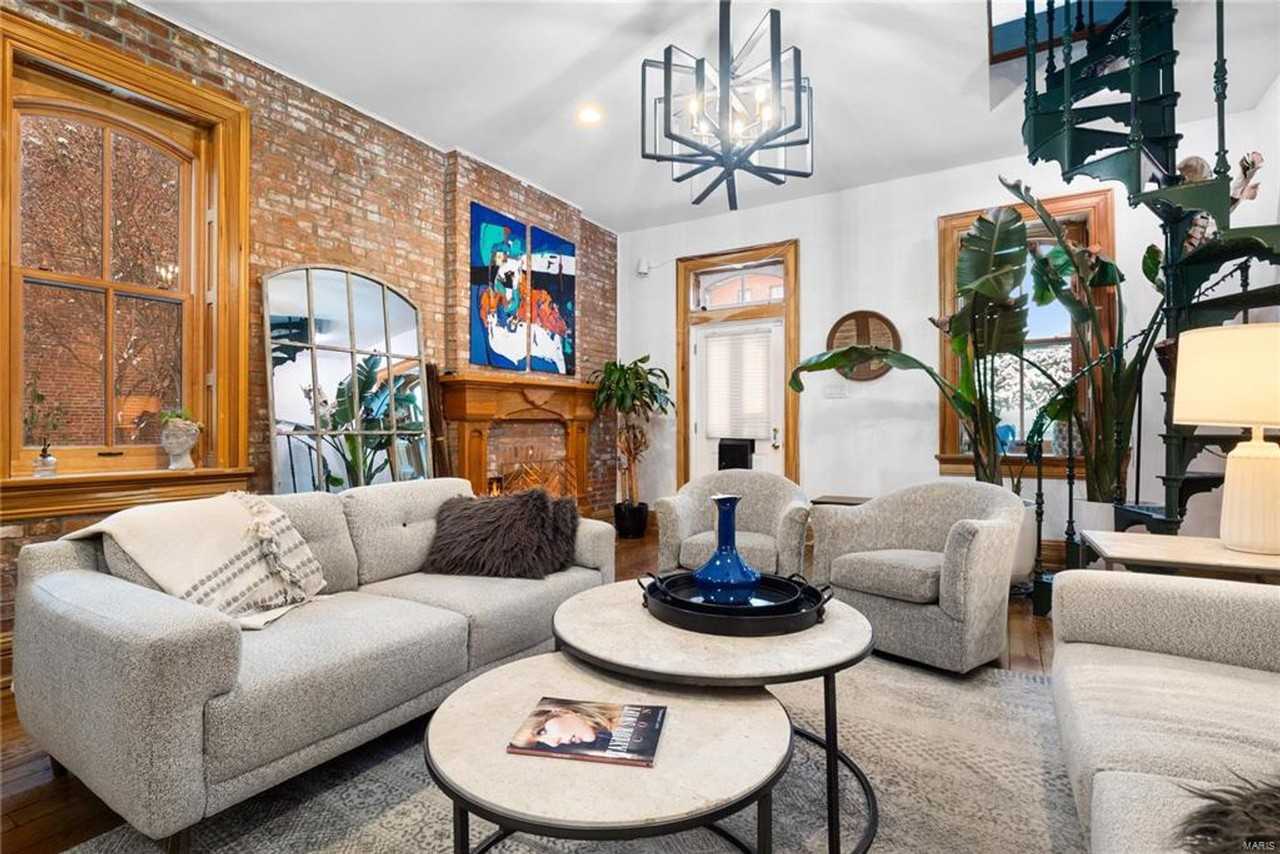 922 Russell Blvd - Photo 3 of 31