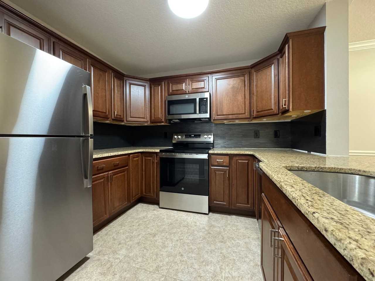 1910 Summer Club Dr #104 - Photo 3 of 38