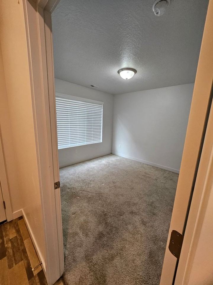 1506 S 615 W - Photo 4 of 47