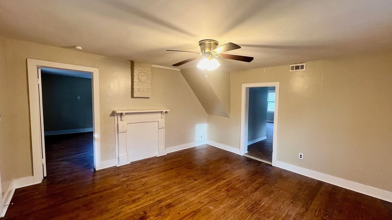 304 Rainey St - Photo 2 of 10