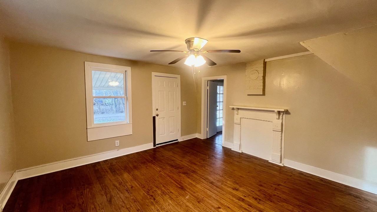 304 Rainey St - Photo 3 of 10