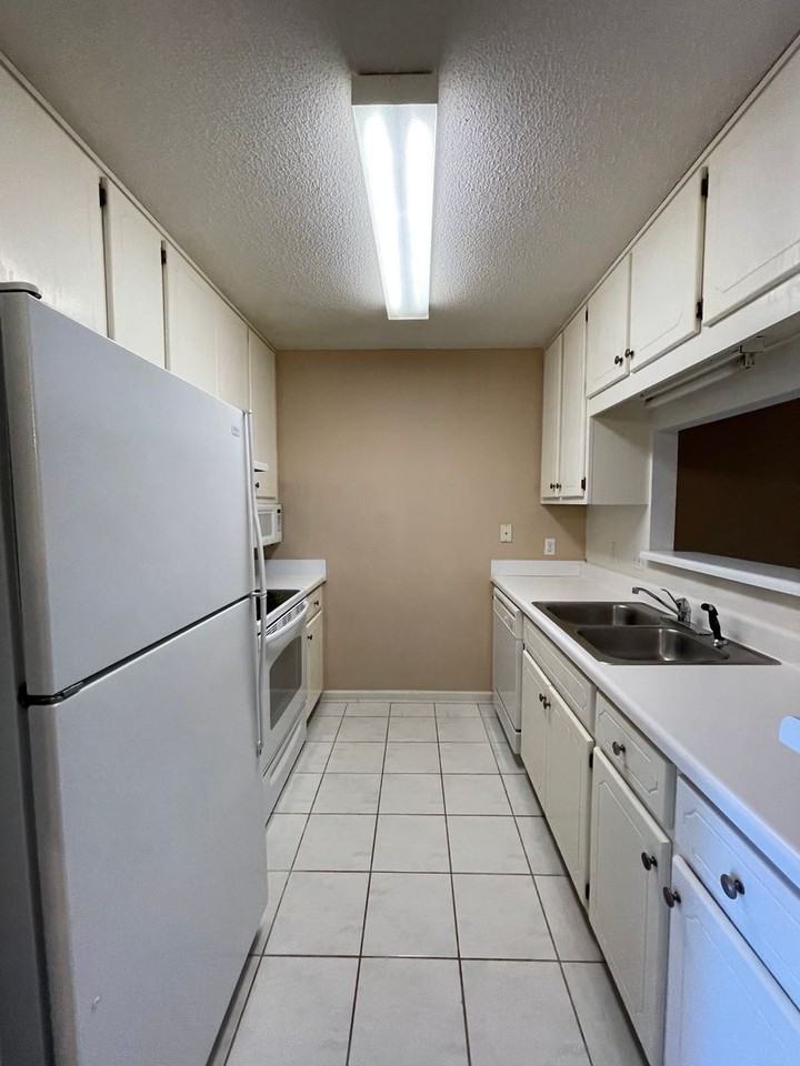 118 Commons Dr - Photo 6 of 23