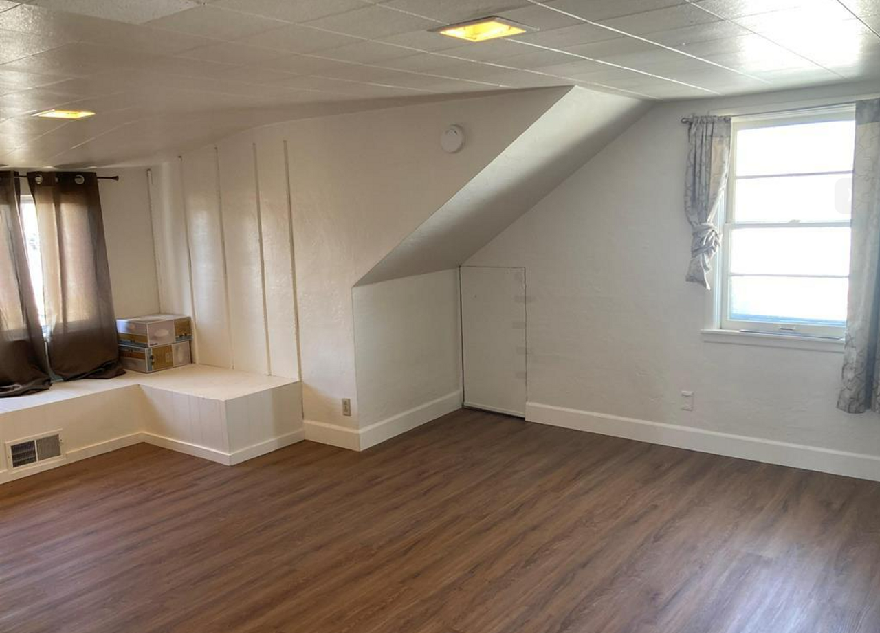739 16th St - Photo 2 of 7