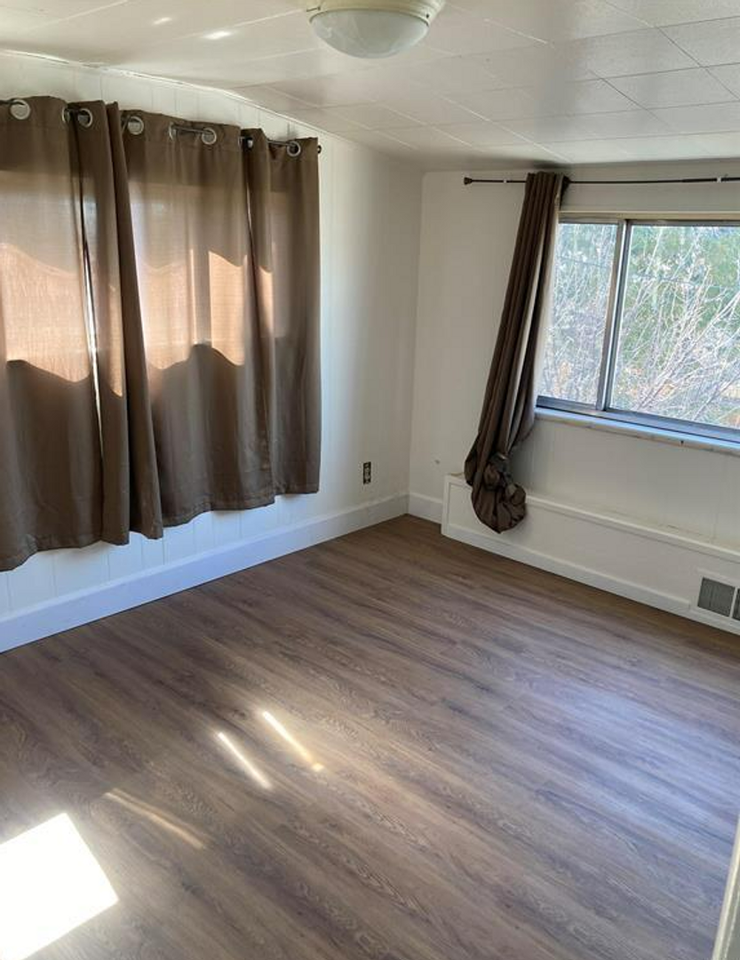 739 16th St - Photo 3 of 7
