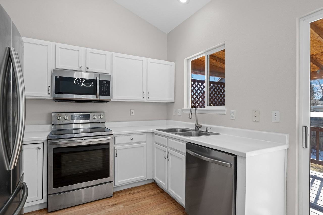 4114 Broemel Ave - Photo 2 of 27