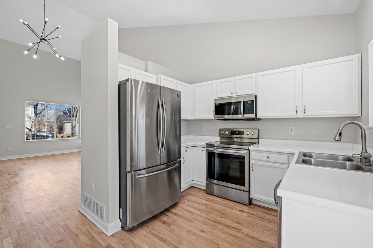 4114 Broemel Ave - Photo 3 of 27