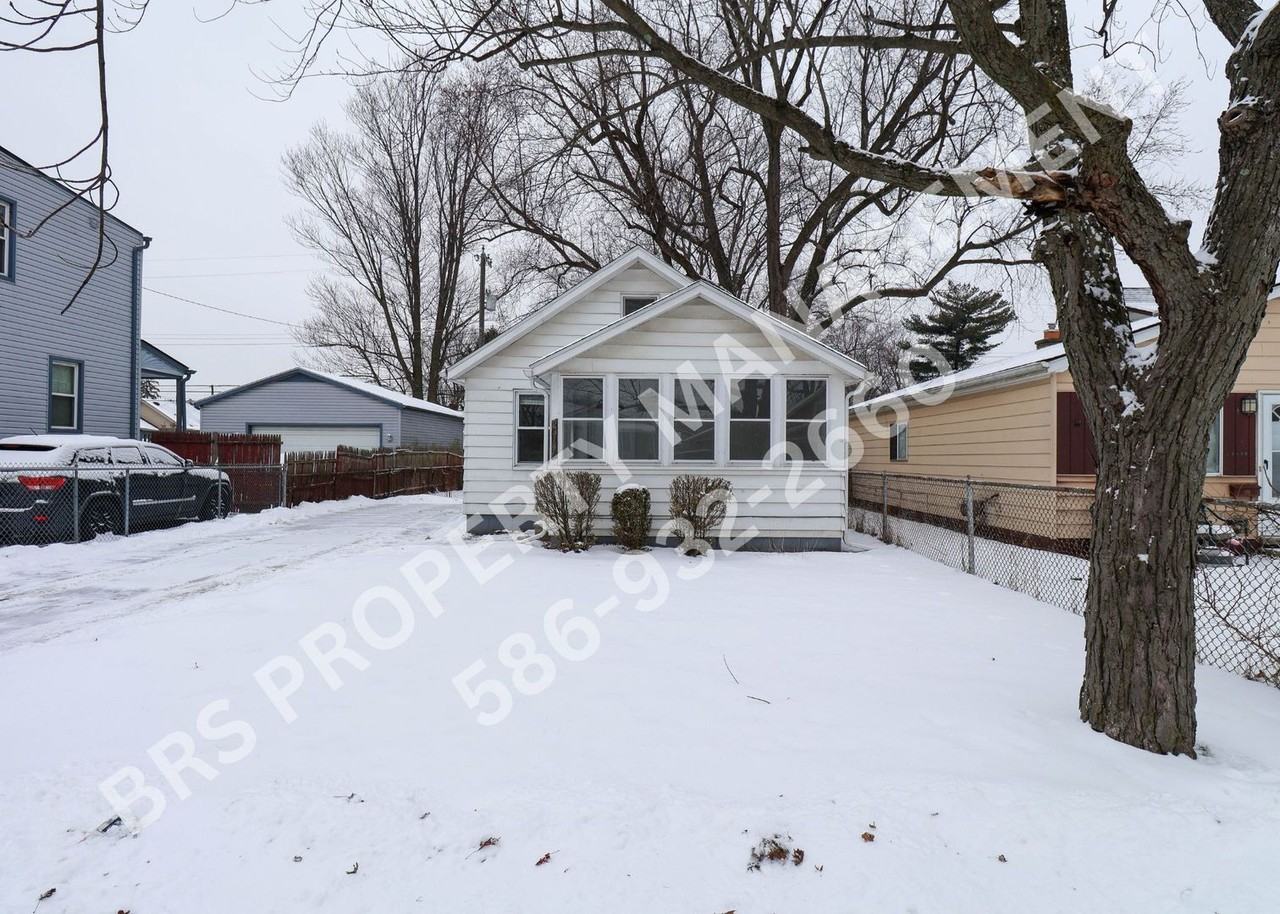 23145 Cayuga Ave - Photo 2 of 15