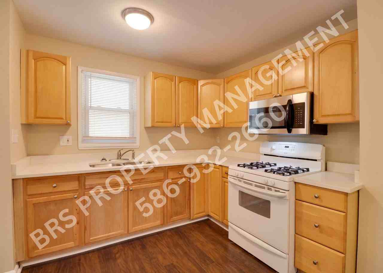 23145 Cayuga Ave - Photo 3 of 15