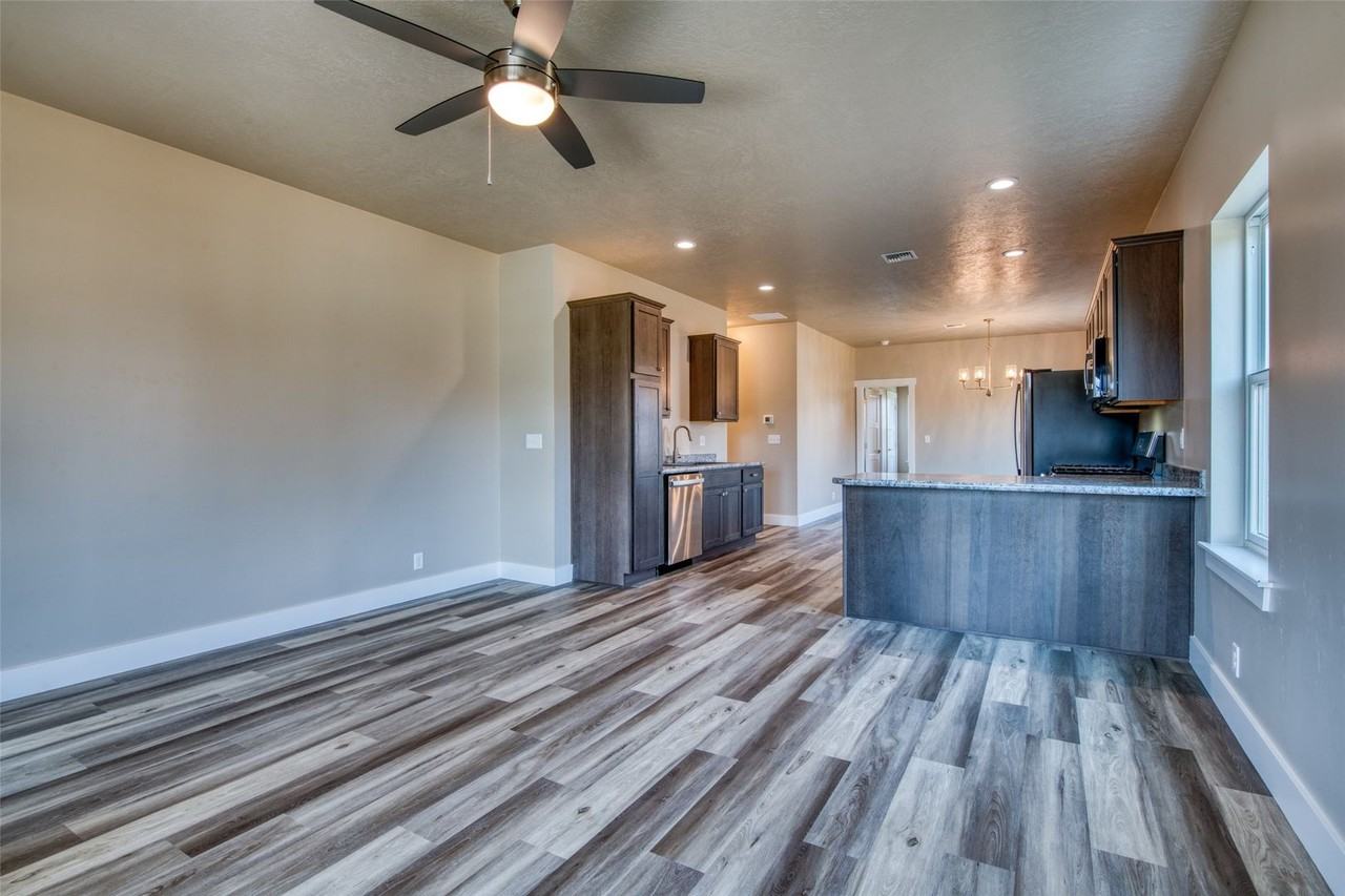 303 Sassafras Ct - Photo 2 of 33