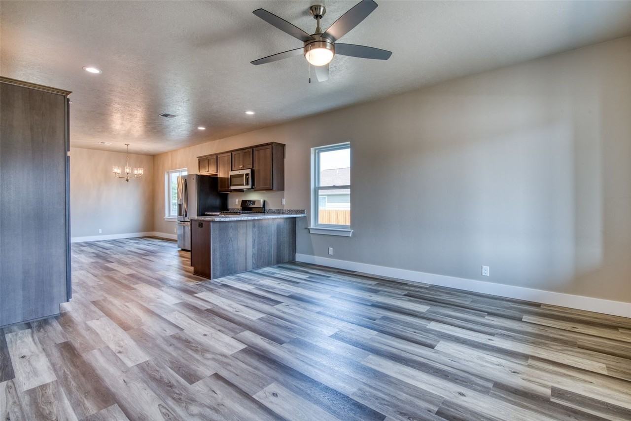 303 Sassafras Ct - Photo 3 of 33