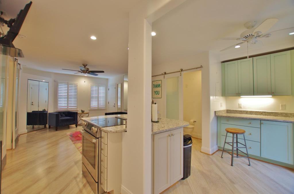 2407 Arlington Blvd ##102 - Photo 5 of 20