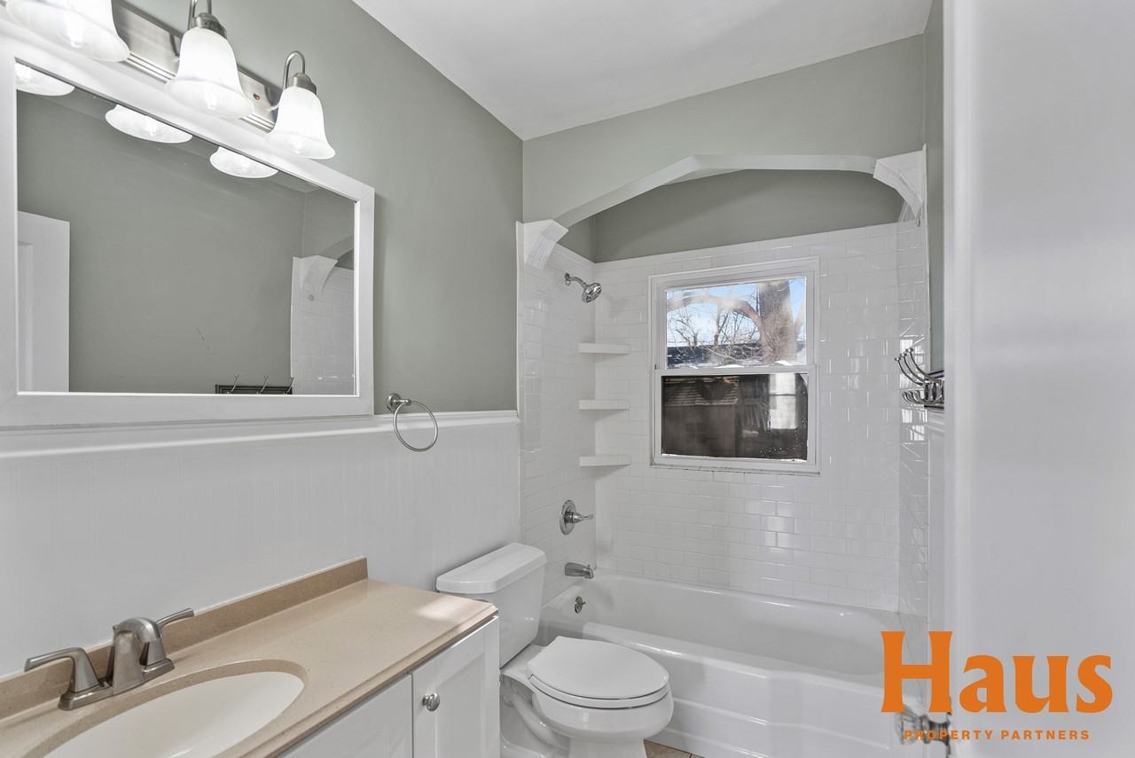 1039 Sw Oakley Ave - Photo 2 of 50