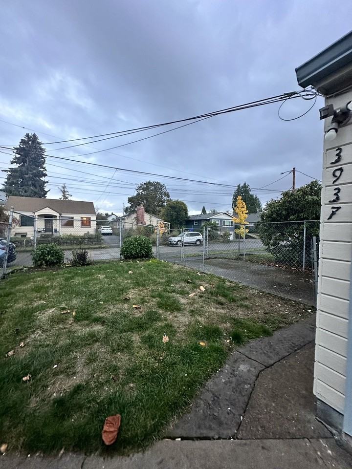 3937 Se 62nd Ave #B - Photo 2 of 10