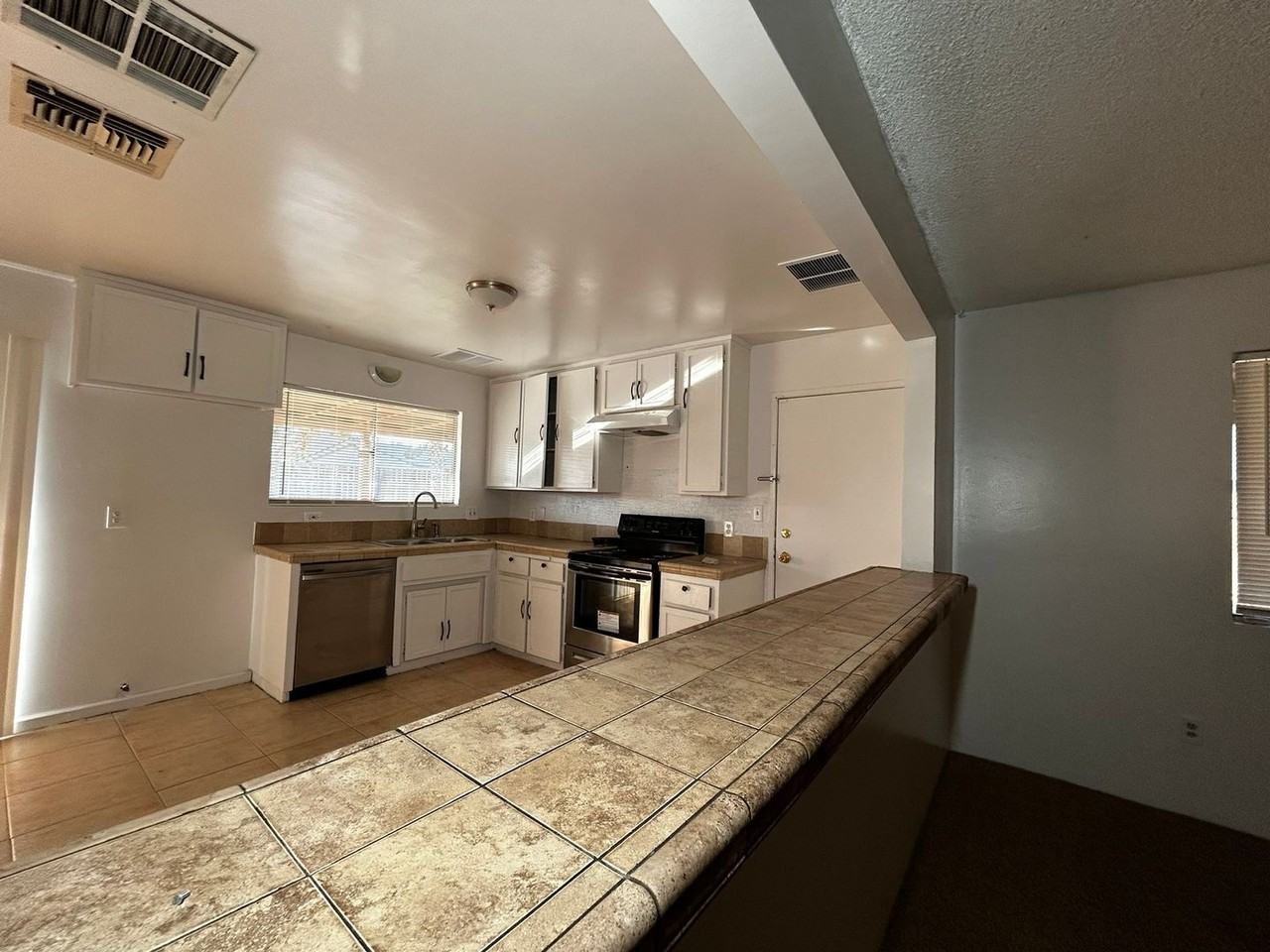 5204 Curson Ave - Photo 5 of 17