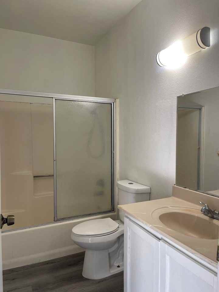 20801 Roseton Ave - Photo 5 of 8