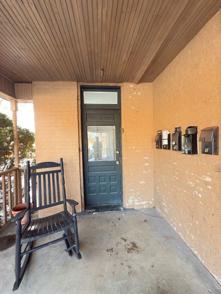 1113 State St - Photo 4 of 9