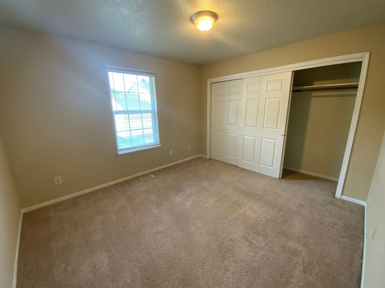 1605 Steamboat Ln - Photo 7 of 50