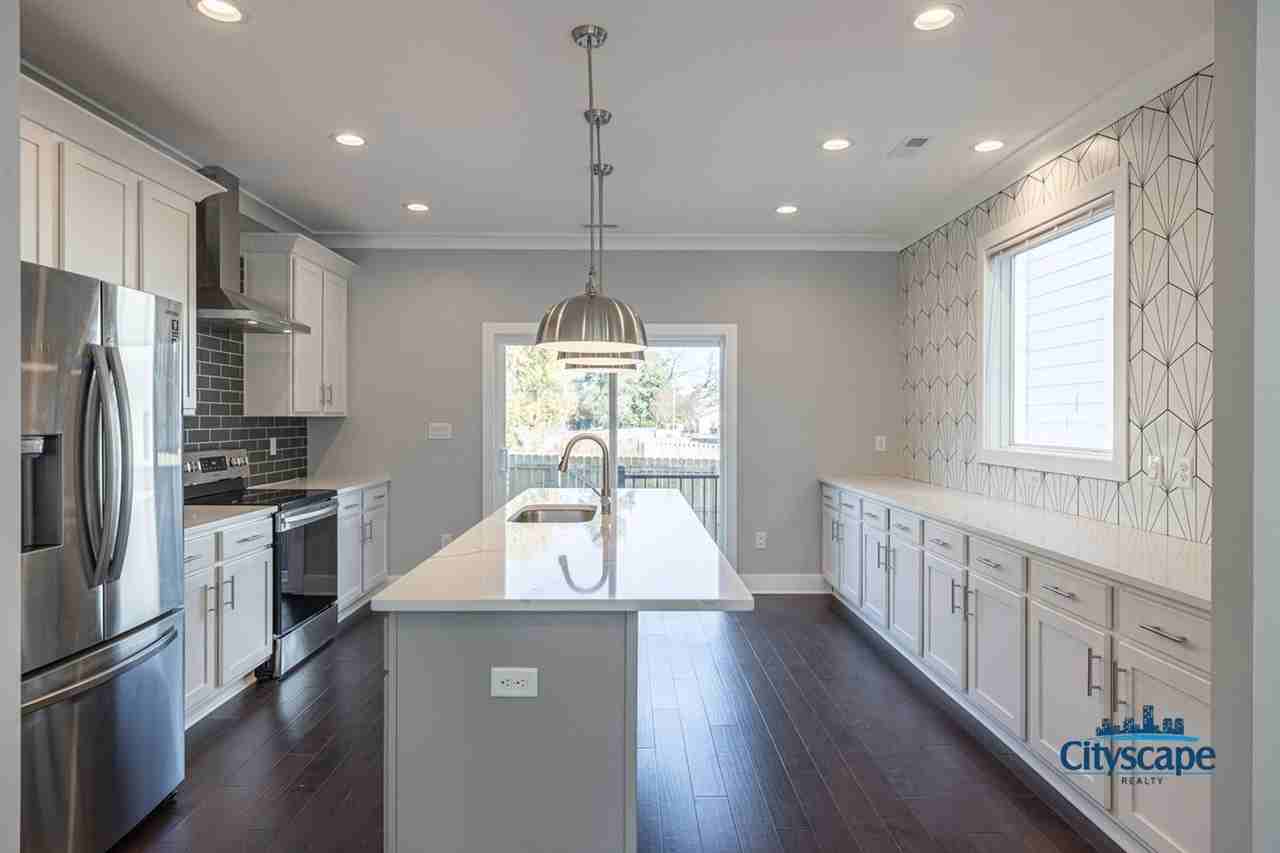 3010 S St - Photo 4 of 37