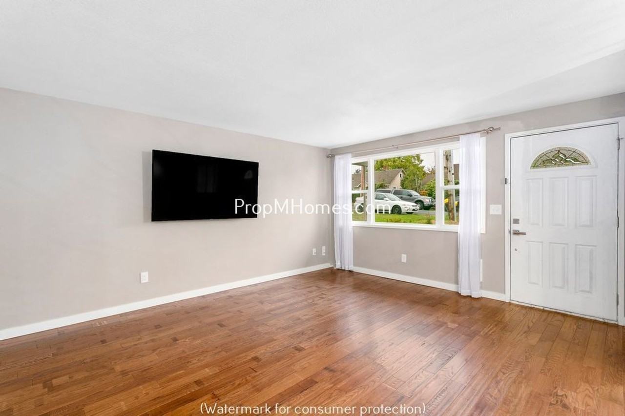 2540 Lancaster St - Photo 2 of 23