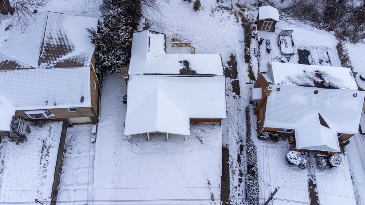 395 Collins Dr - Photo 5 of 41