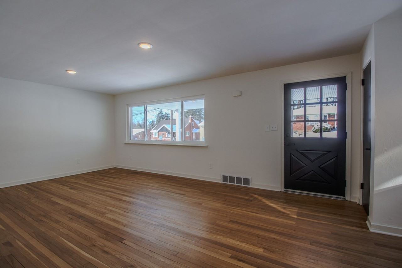 395 Collins Dr - Photo 6 of 41