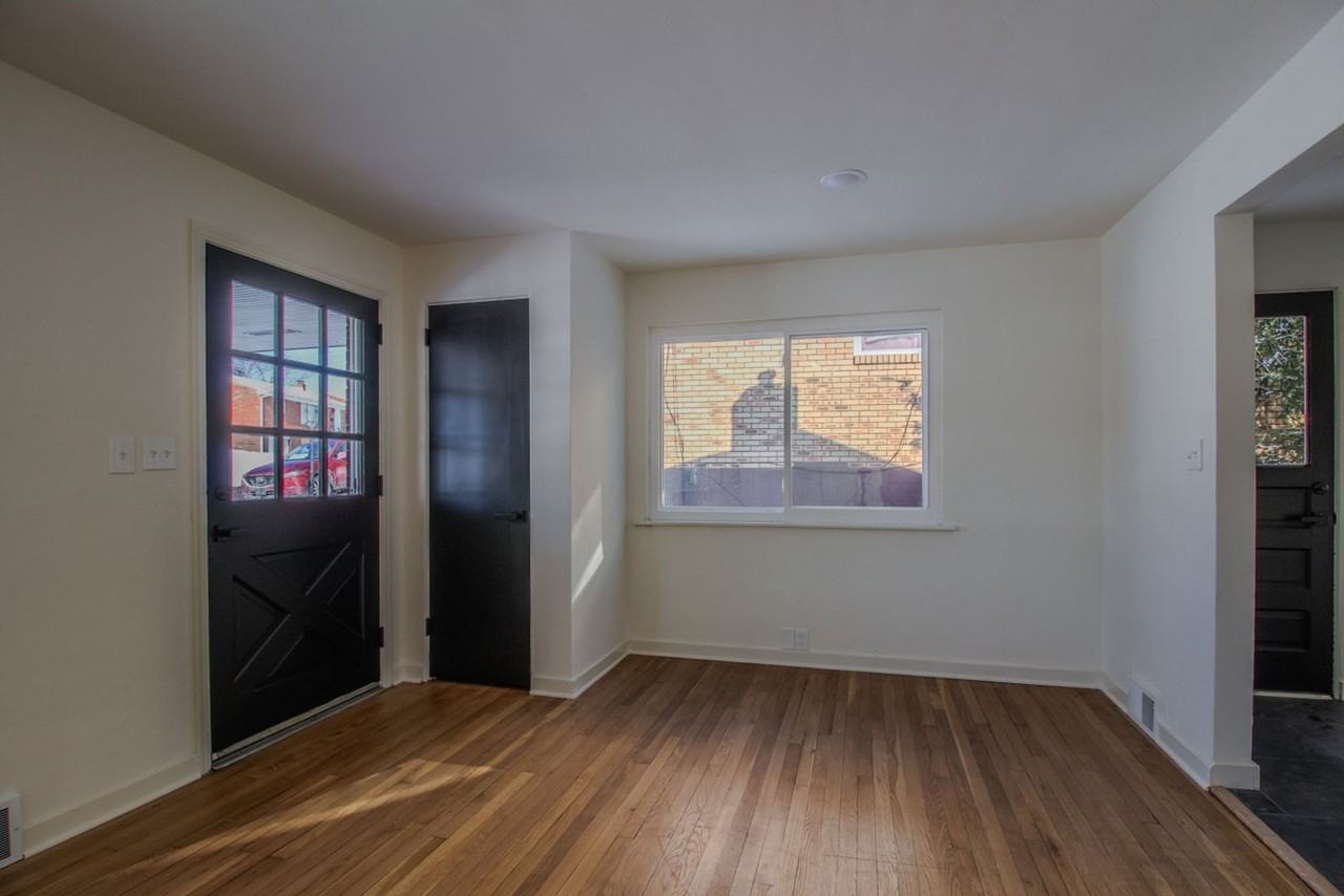 395 Collins Dr - Photo 7 of 41