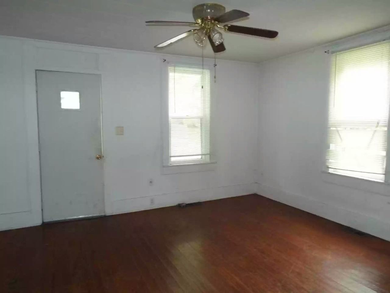 223 Clara Street - Photo 5 of 18