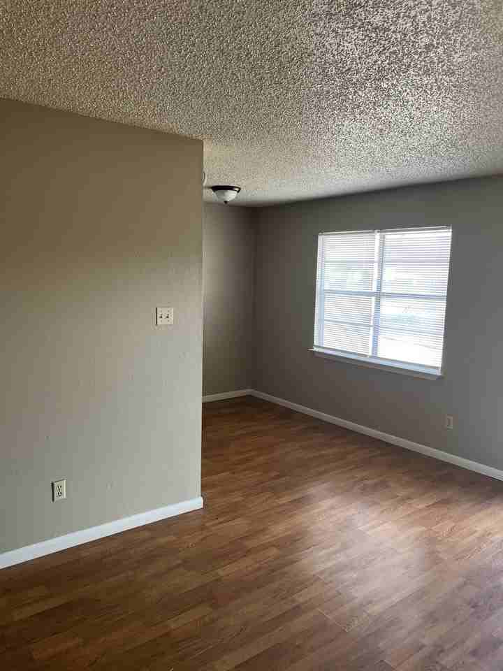 2205 Jennifer - Photo 3 of 10