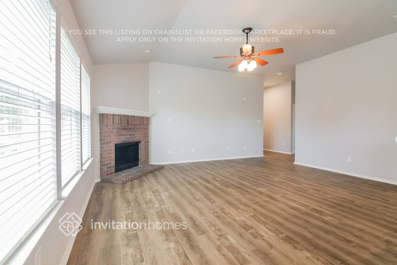 205 Stampede St - Photo 2 of 17