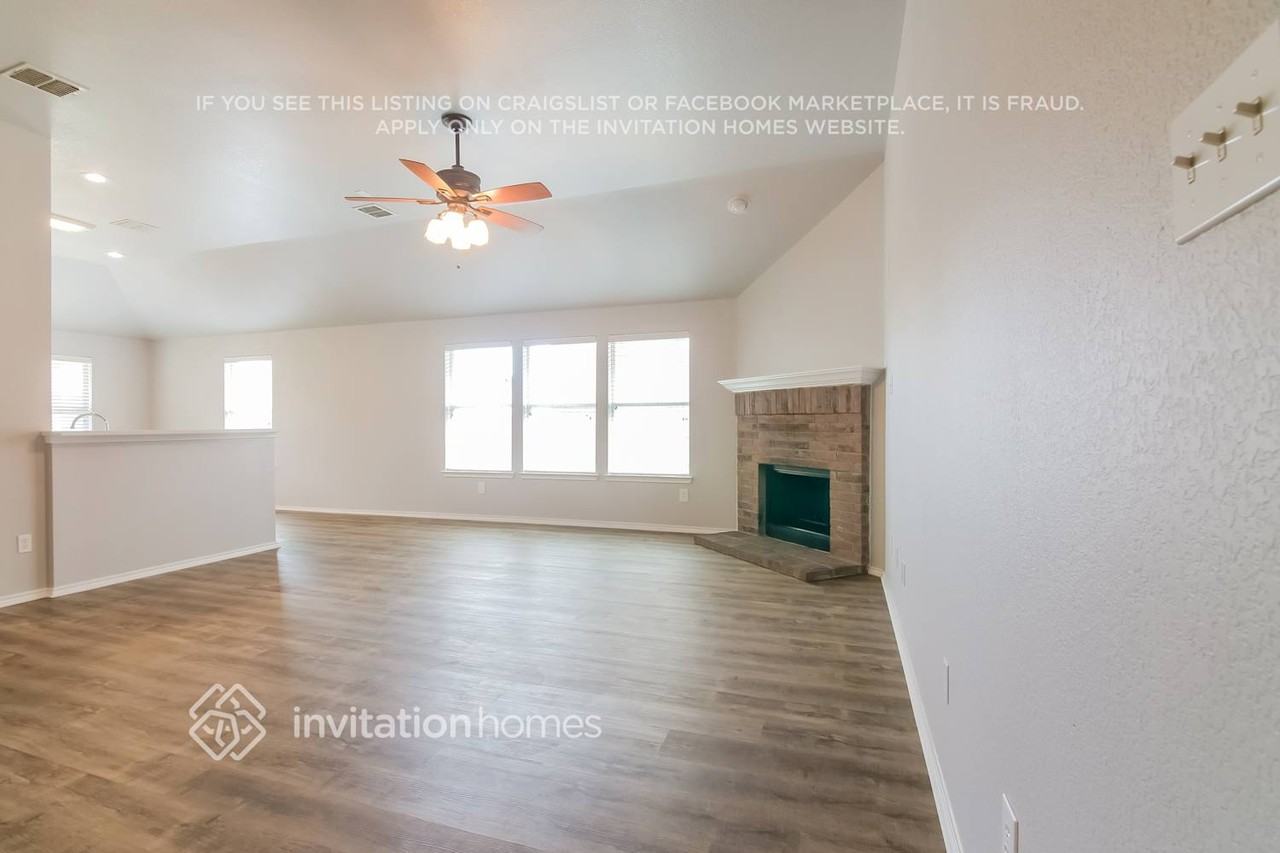 205 Stampede St - Photo 3 of 17