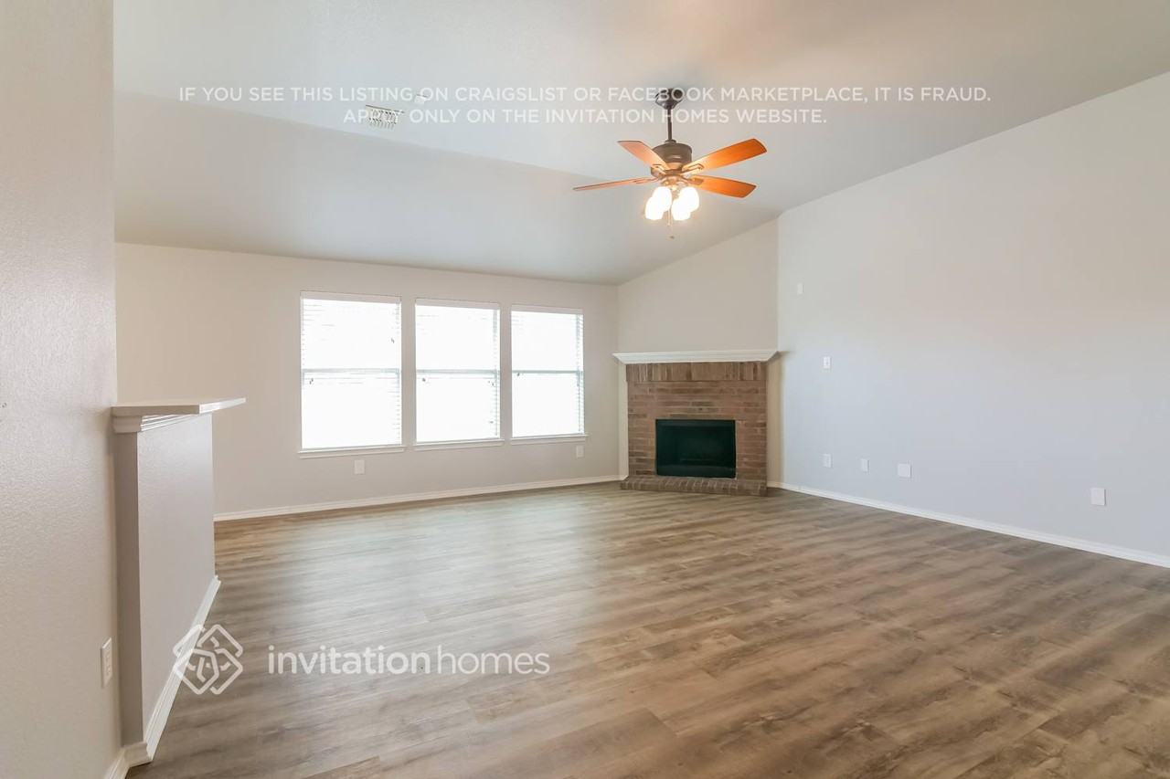 205 Stampede St - Photo 4 of 17