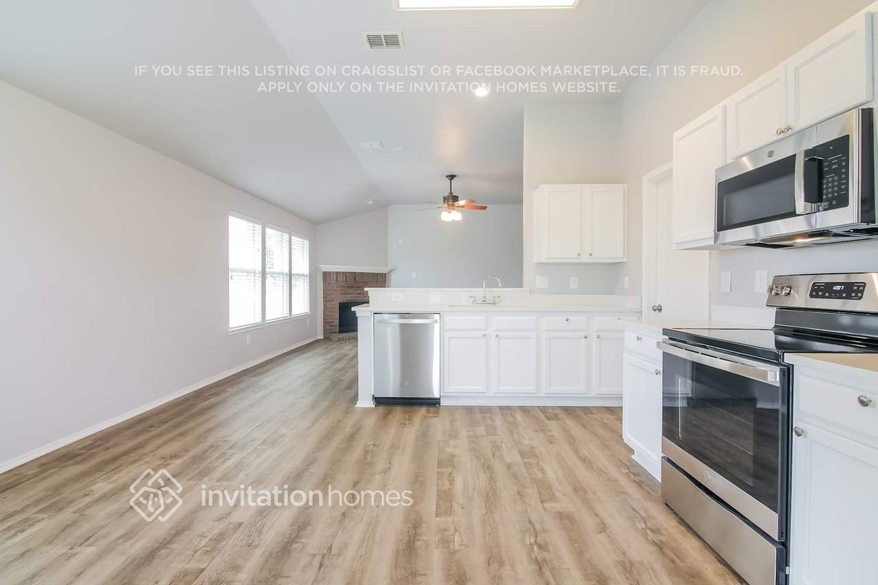 205 Stampede St - Photo 5 of 17
